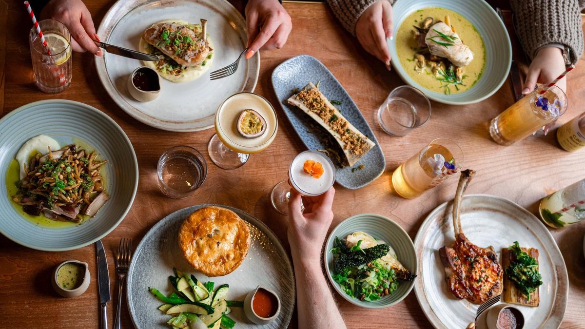Food and cocktails served at Badger & Co in Edinburgh