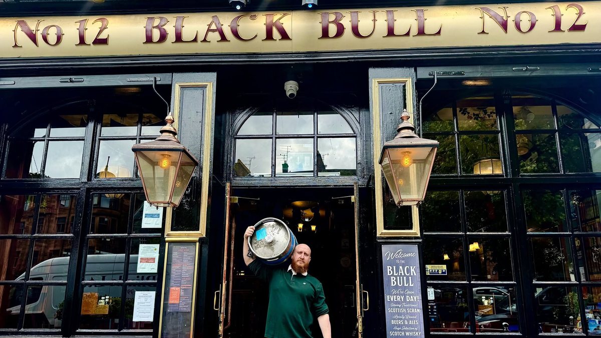 Exterior of the Black Bull pub in Edinburgh